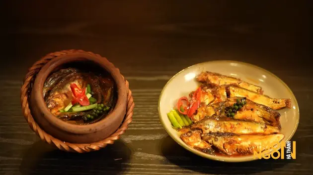 C&aacute; m&ograve;i chưng tương nếp: Tuyệt chi&ecirc;u "2 lần nước v&agrave; 8 giờ đỏ lửa" cho nồi c&aacute; thơm ngon, chuẩn vị cơm nh&agrave;- Ảnh 1.