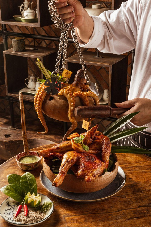 Tuyệt kỹ g&agrave; nướng đập ni&ecirc;u: B&ugrave;ng nổ vị gi&aacute;c nhờ b&iacute; thuật "hai tầng nhiệt", vũ điệu thăng hoa của lửa v&agrave; đ&aacute; n&oacute;ng- Ảnh 4.