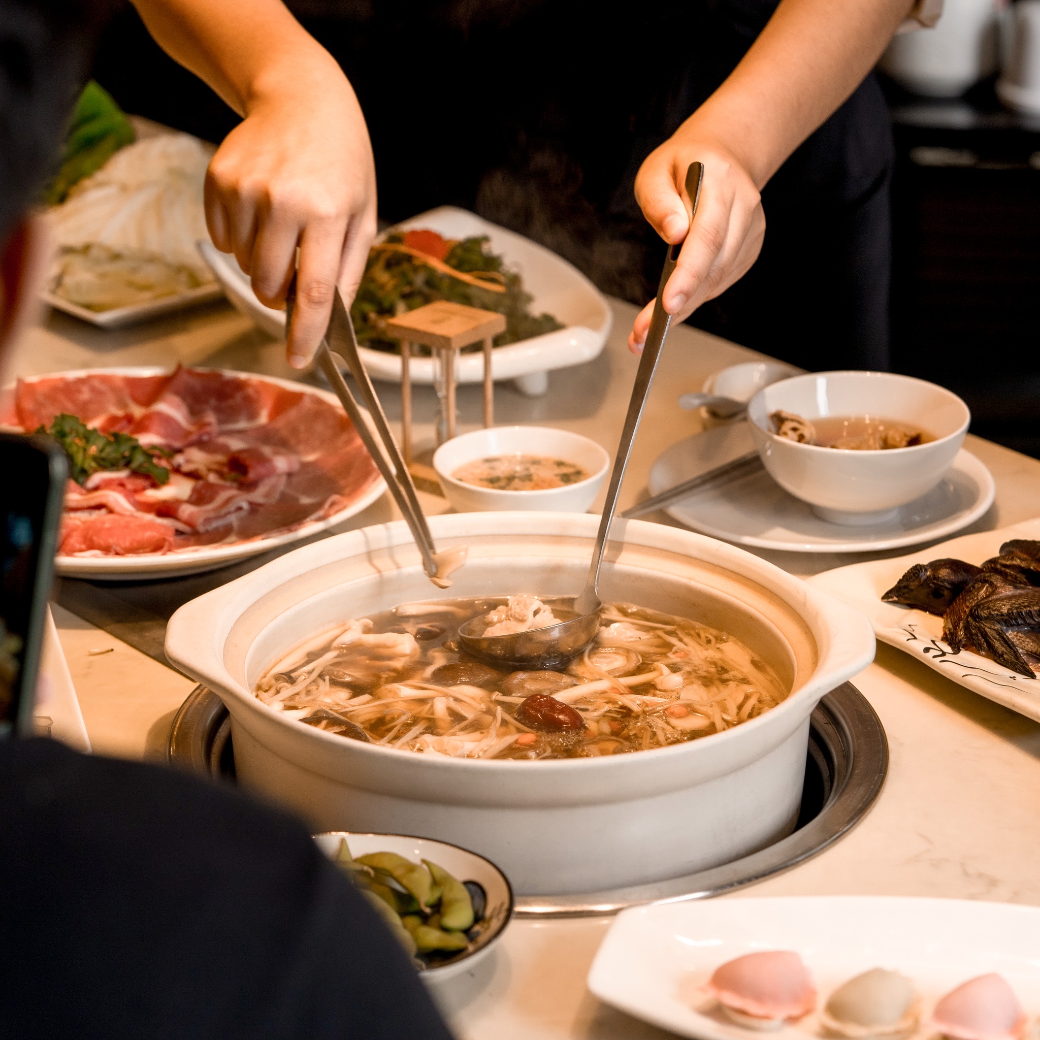 Lẩu nấm thi&ecirc;n nhi&ecirc;n: Vị ngọt thuần khiết từ 20 loại nấm qu&yacute; hiếm, thổi b&ugrave;ng ngọn lửa sum vầy giữa tiết trời se lạnh- Ảnh 11.