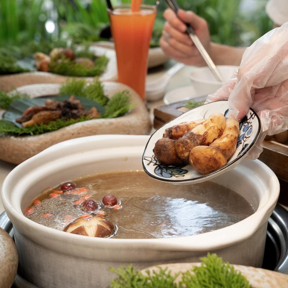 Lẩu nấm thi&ecirc;n nhi&ecirc;n: Vị ngọt thuần khiết từ 20 loại nấm qu&yacute; hiếm, thổi b&ugrave;ng ngọn lửa sum vầy giữa tiết trời se lạnh- Ảnh 10.