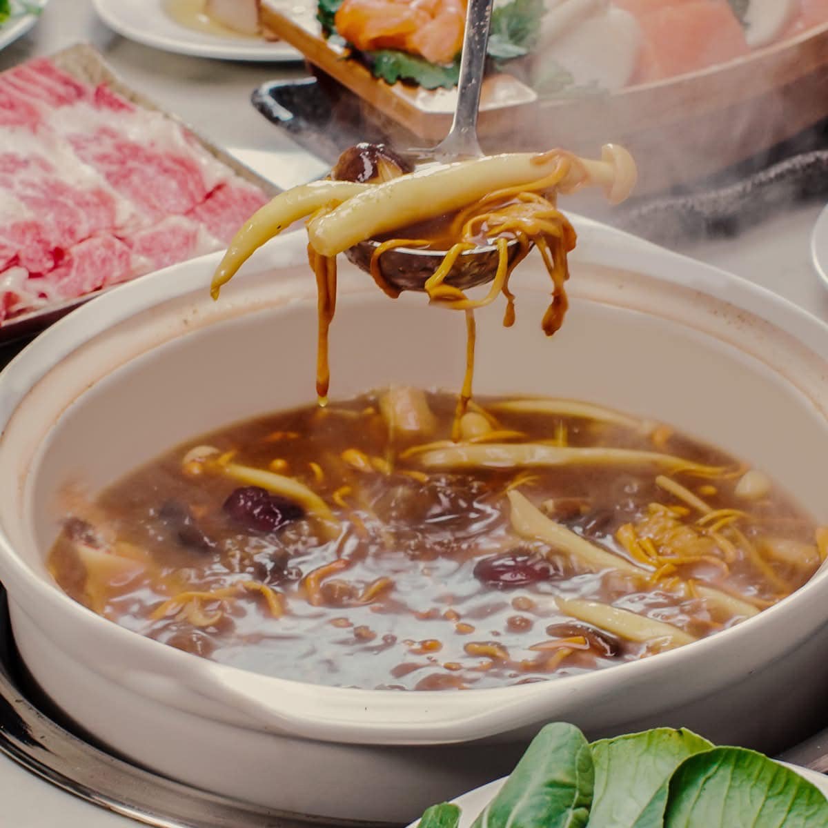 Lẩu nấm thi&ecirc;n nhi&ecirc;n: Vị ngọt thuần khiết từ 20 loại nấm qu&yacute; hiếm, thổi b&ugrave;ng ngọn lửa sum vầy giữa tiết trời se lạnh- Ảnh 13.