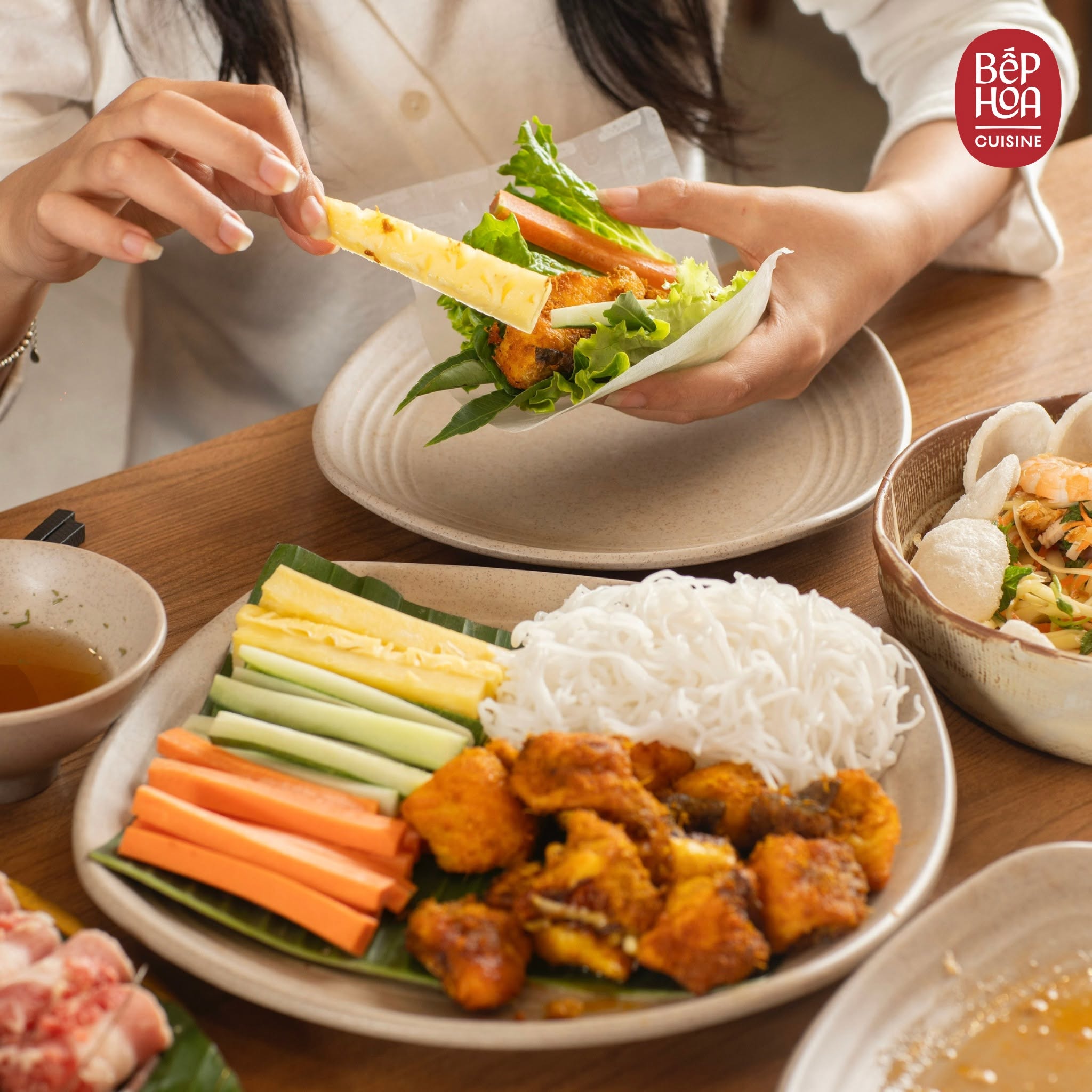 Lăng ngư nướng muối ớt: Hương mắc kh&eacute;n thơm nồng, vị ngọt c&aacute; lăng h&ograve;a quyện, đưa thực kh&aacute;ch chạm đến tinh hoa n&uacute;i rừng- Ảnh 6.