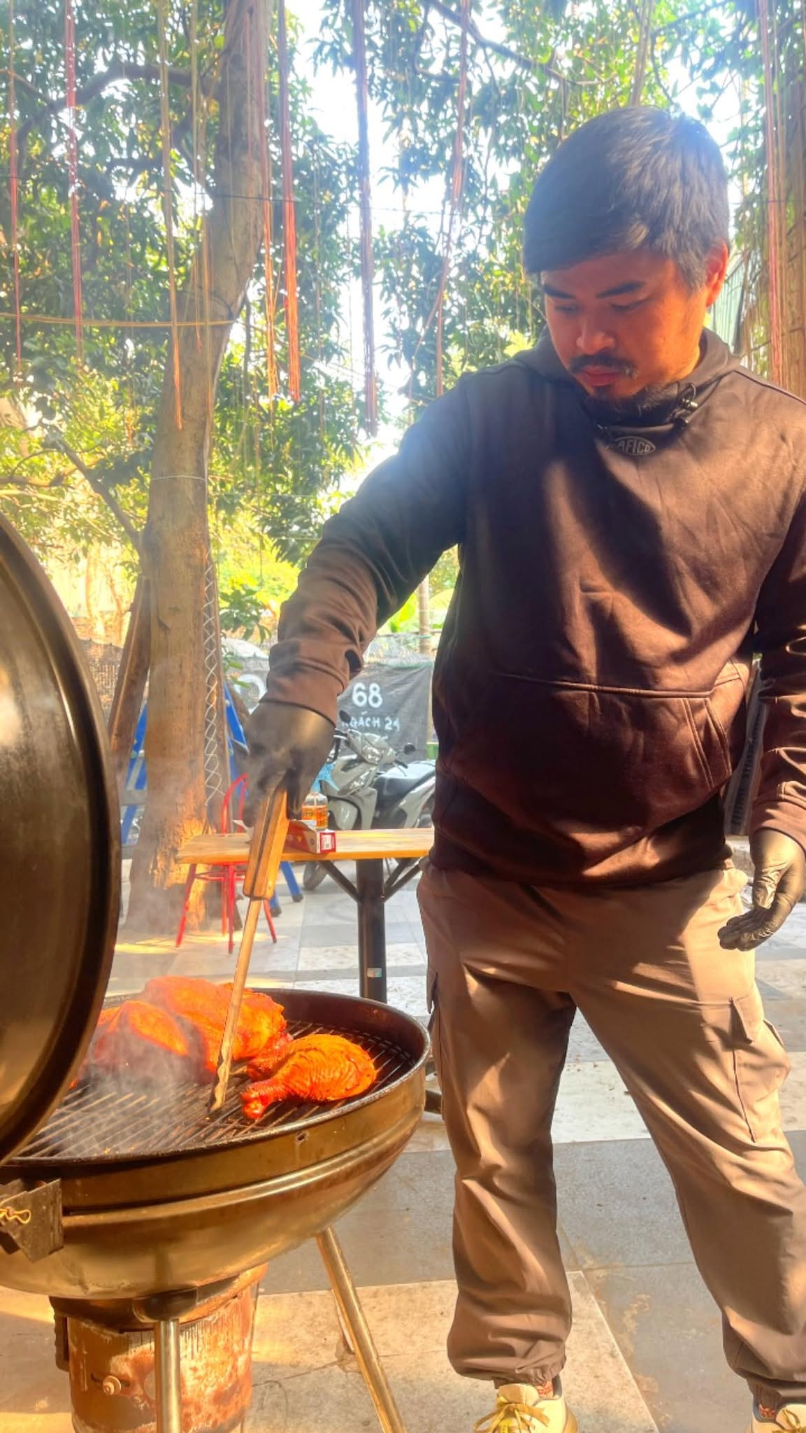 Đ&ugrave;i g&agrave; x&ocirc;ng kh&oacute;i gỗ anh đ&agrave;o: Nghệ thuật nướng ch&iacute;n chậm thấm vị, thơm hương thảo mộc, gi&agrave;u dinh dưỡng cho cả gia đ&igrave;nh- Ảnh 6.