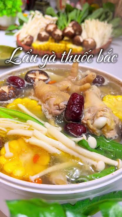 Lẩu g&agrave; tre thuốc bắc: M&oacute;n ngon gi&agrave;u dưỡng chất, nước d&ugrave;ng quyện hương thảo mộc, bồi bổ cơ thể v&agrave; đ&aacute;nh thức vị gi&aacute;c- Ảnh 1.