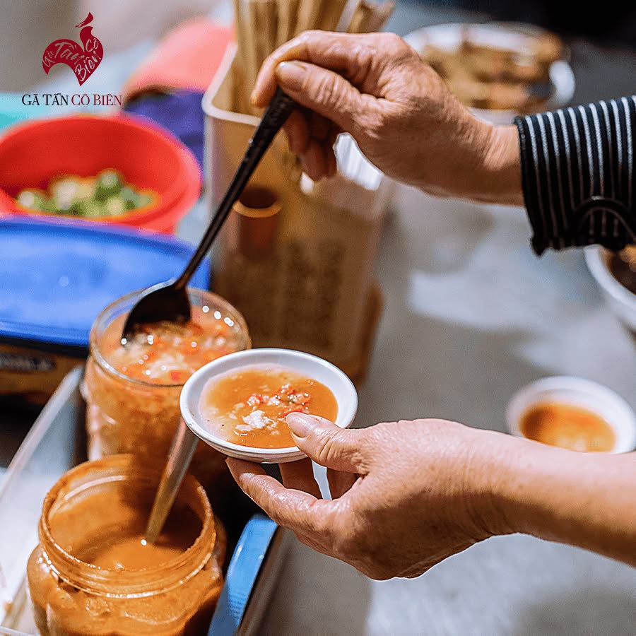 M&oacute;n ngon phố cũ lưu giữ hương vị qua b&aacute;t g&agrave; tần "dừ nhưng dừ dai", n&iacute;u ch&acirc;n thực kh&aacute;ch suốt hơn ba thập kỷ- Ảnh 12.