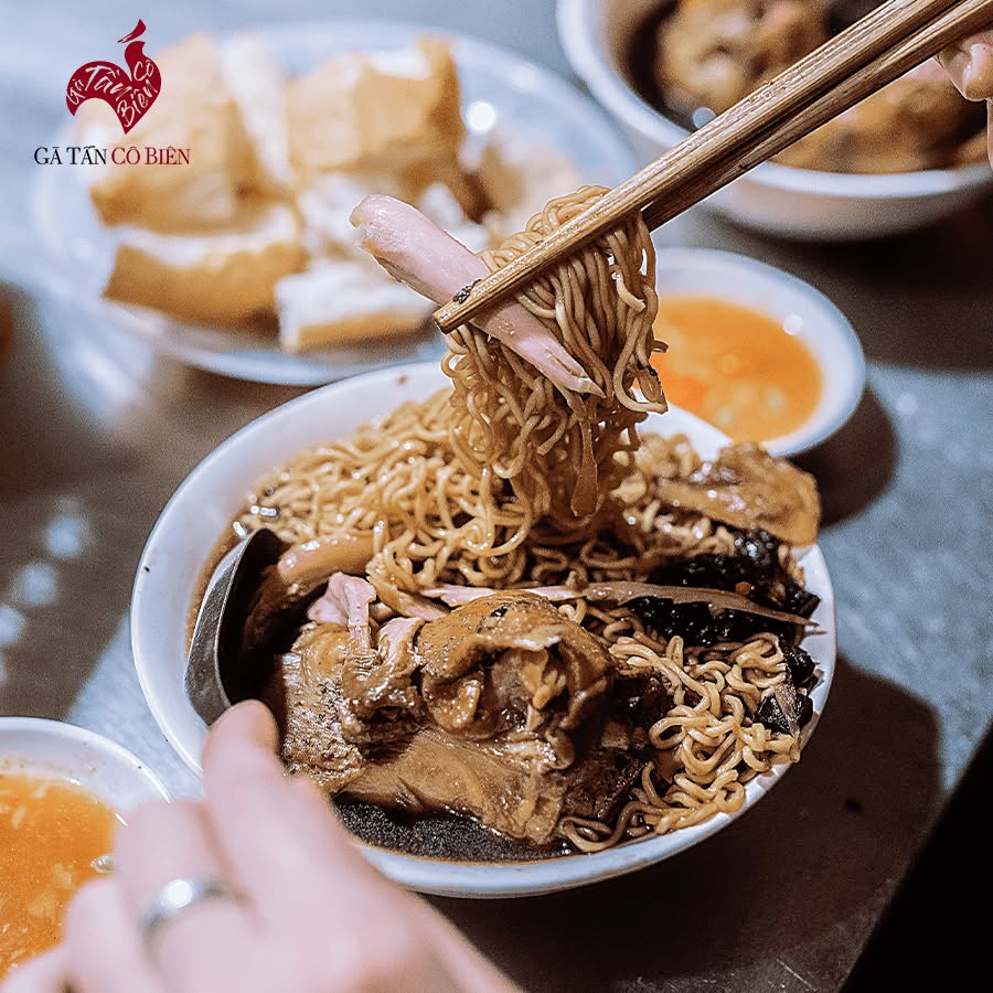M&oacute;n ngon phố cũ lưu giữ hương vị qua b&aacute;t g&agrave; tần "dừ nhưng dừ dai", n&iacute;u ch&acirc;n thực kh&aacute;ch suốt hơn ba thập kỷ- Ảnh 9.