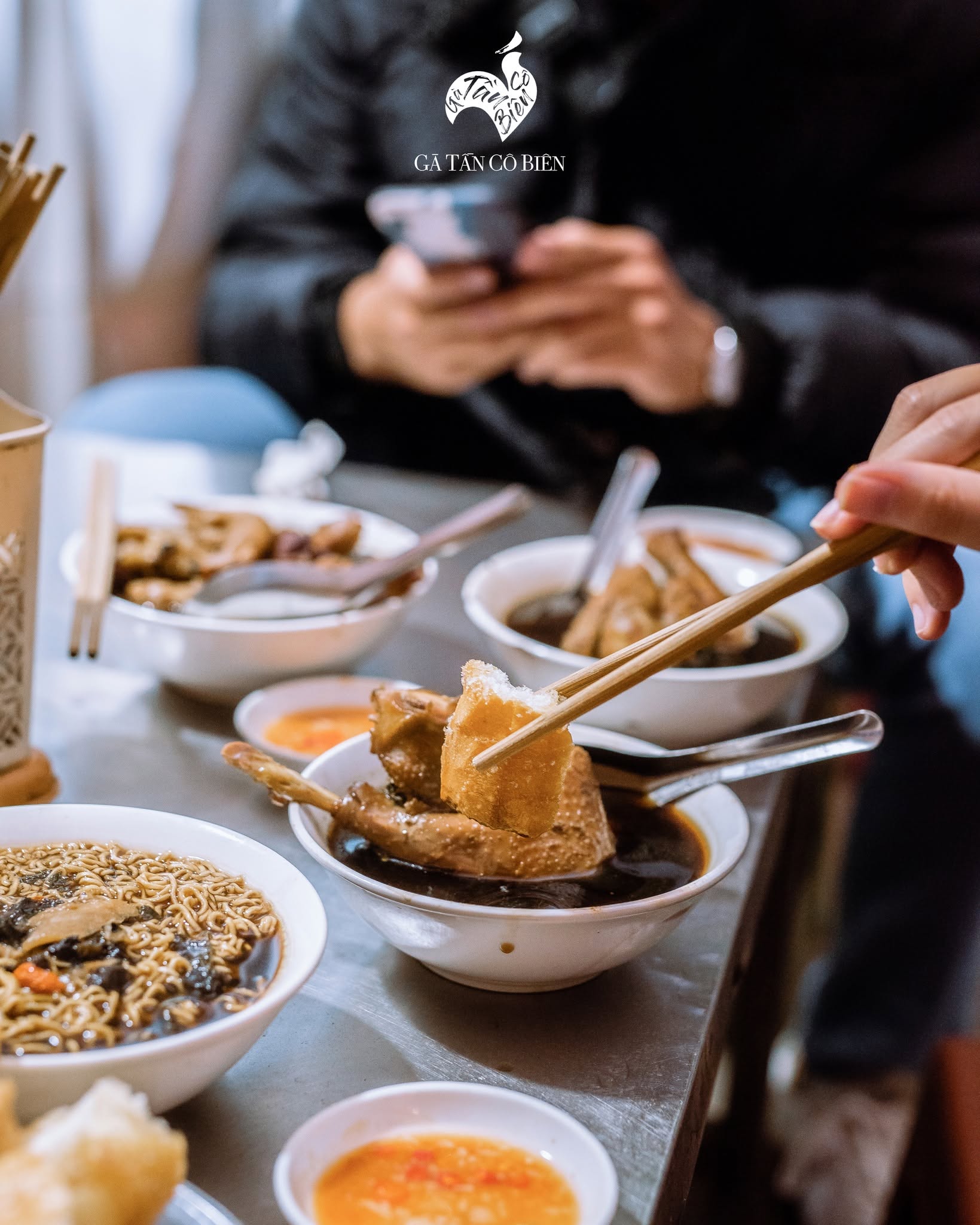 M&oacute;n ngon phố cũ lưu giữ hương vị qua b&aacute;t g&agrave; tần "dừ nhưng dừ dai", n&iacute;u ch&acirc;n thực kh&aacute;ch suốt hơn ba thập kỷ- Ảnh 8.