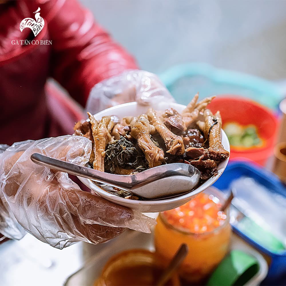 M&oacute;n ngon phố cũ lưu giữ hương vị qua b&aacute;t g&agrave; tần "dừ nhưng dừ dai", n&iacute;u ch&acirc;n thực kh&aacute;ch suốt hơn ba thập kỷ- Ảnh 5.