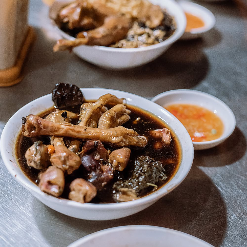 M&oacute;n ngon phố cũ lưu giữ hương vị qua b&aacute;t g&agrave; tần "dừ nhưng dừ dai", n&iacute;u ch&acirc;n thực kh&aacute;ch suốt hơn ba thập kỷ- Ảnh 11.