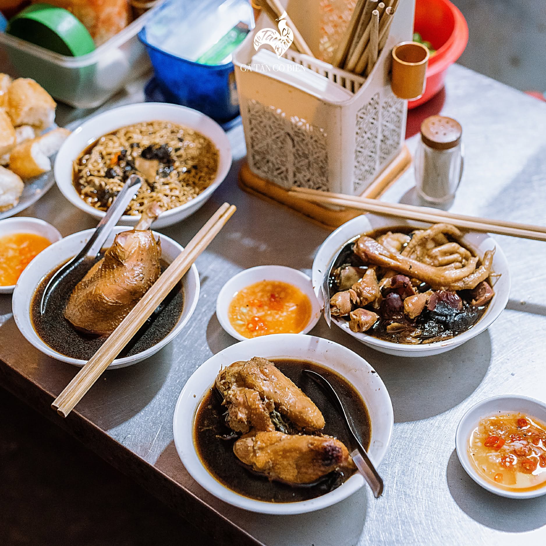 M&oacute;n ngon phố cũ lưu giữ hương vị qua b&aacute;t g&agrave; tần "dừ nhưng dừ dai", n&iacute;u ch&acirc;n thực kh&aacute;ch suốt hơn ba thập kỷ- Ảnh 10.