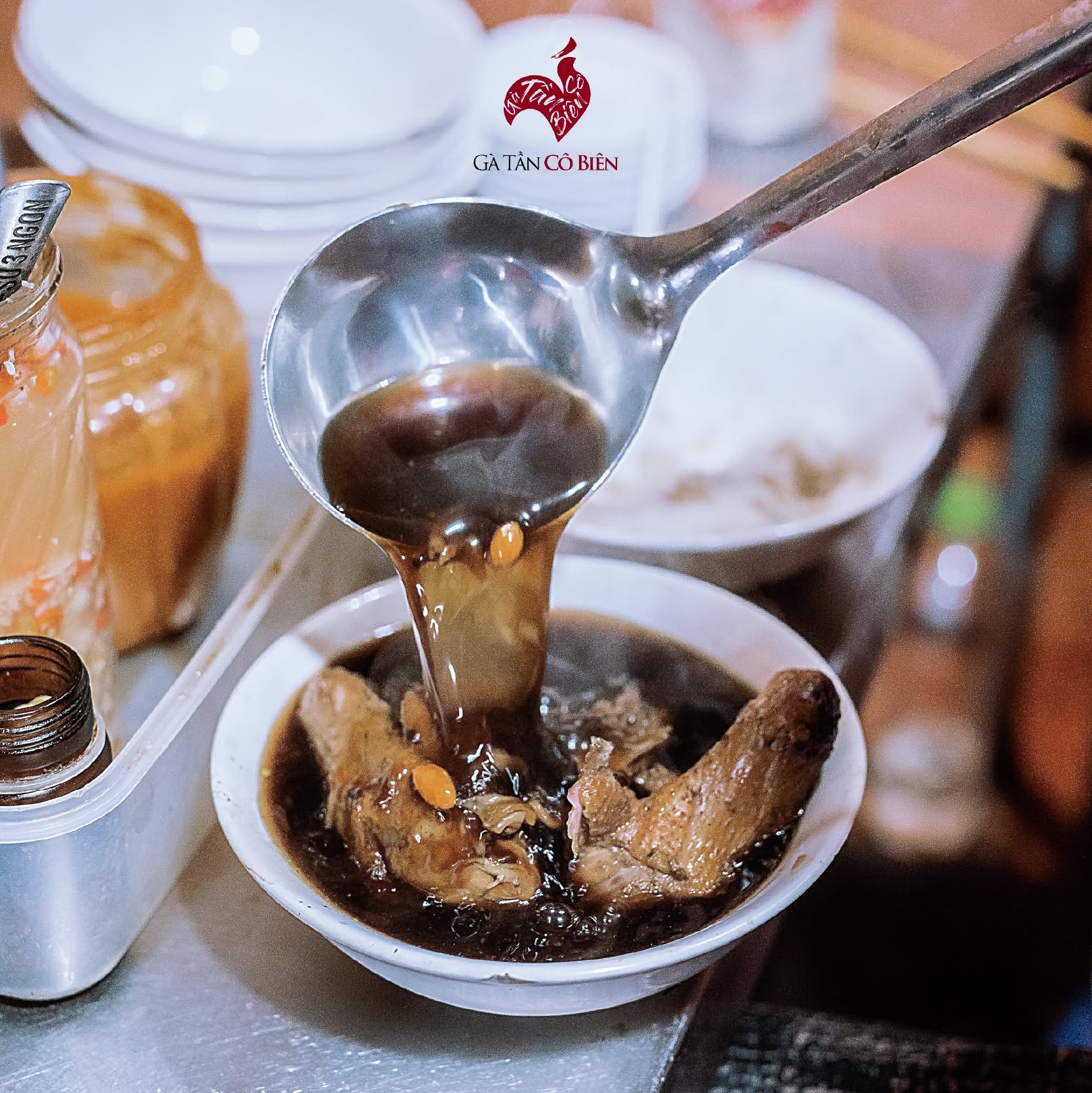 M&oacute;n ngon phố cũ lưu giữ hương vị qua b&aacute;t g&agrave; tần "dừ nhưng dừ dai", n&iacute;u ch&acirc;n thực kh&aacute;ch suốt hơn ba thập kỷ- Ảnh 4.