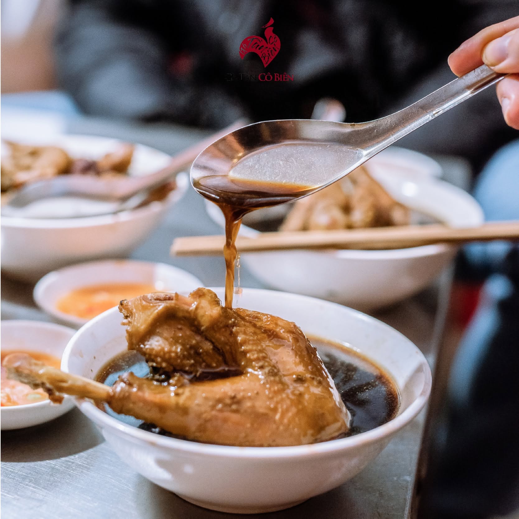 M&oacute;n ngon phố cũ lưu giữ hương vị qua b&aacute;t g&agrave; tần "dừ nhưng dừ dai", n&iacute;u ch&acirc;n thực kh&aacute;ch suốt hơn ba thập kỷ- Ảnh 7.