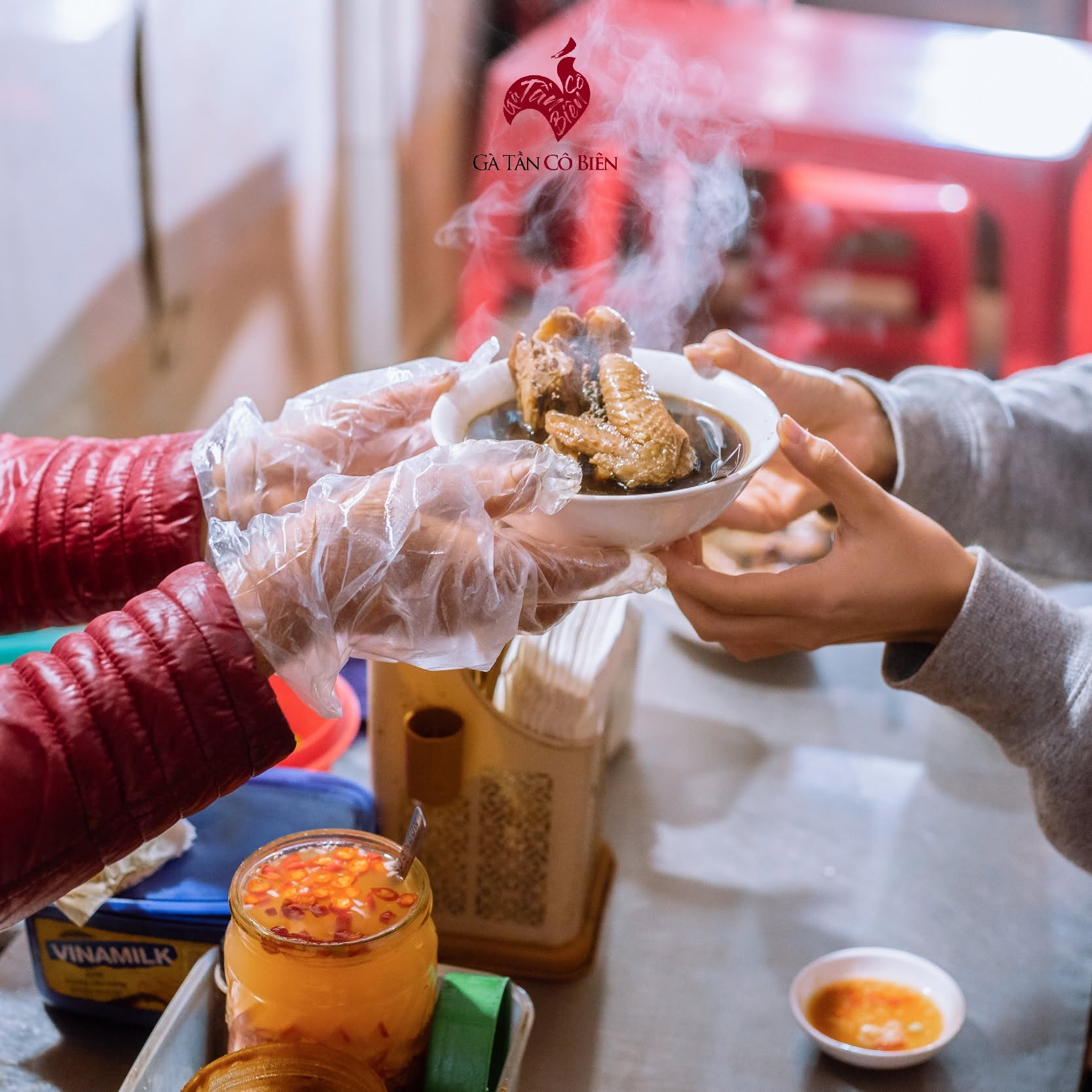 M&oacute;n ngon phố cũ lưu giữ hương vị qua b&aacute;t g&agrave; tần "dừ nhưng dừ dai", n&iacute;u ch&acirc;n thực kh&aacute;ch suốt hơn ba thập kỷ- Ảnh 6.