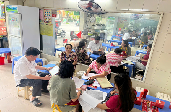 Gi&aacute;m s&aacute;t tiến độ x&acirc;y dựng m&ocirc; h&igrave;nh An to&agrave;n thực phẩm tr&ecirc;n địa b&agrave;n phường Cửa Nam- Ảnh 2.