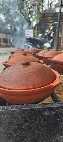 C&aacute; trắm kho tộ Đường L&acirc;m: Dư vị bếp củi giữ hồn qu&ecirc; xứ Đo&agrave;i, đậm đ&agrave; tinh hoa ẩm thực l&agrave;ng cổ truyền thống- Ảnh 1.
