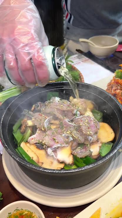 Lăng ngư x&ocirc;ng mỹ vị: Nghệ thuật x&ocirc;ng hơi h&ograve;a quyện hương thảo mộc, giữ trọn vị ngọt trong từng thớ c&aacute;- Ảnh 5.