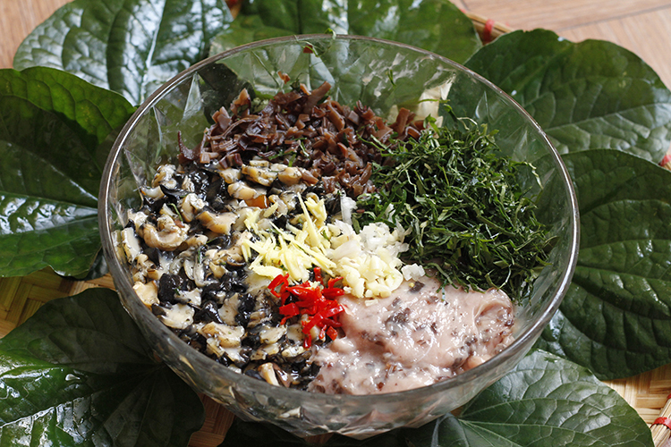 Chả ốc cuốn l&aacute; lốt: M&oacute;n ăn lưu giữ trọn hương thơm đồng nội, gi&ograve;n ngọt vị qu&ecirc; gợi nhớ bữa cơm nh&agrave; th&acirc;n thương- Ảnh 5.