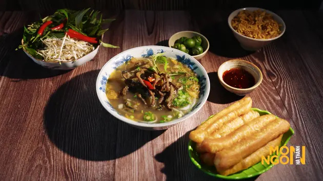 Miến lươn Phủ Do&atilde;n: 40 năm giữ c&ocirc;ng thức truyền thống, m&oacute;n ngon H&agrave; th&agrave;nh g&acirc;y thương nhớ từ nước d&ugrave;ng nấu bằng xương lươn- Ảnh 1.