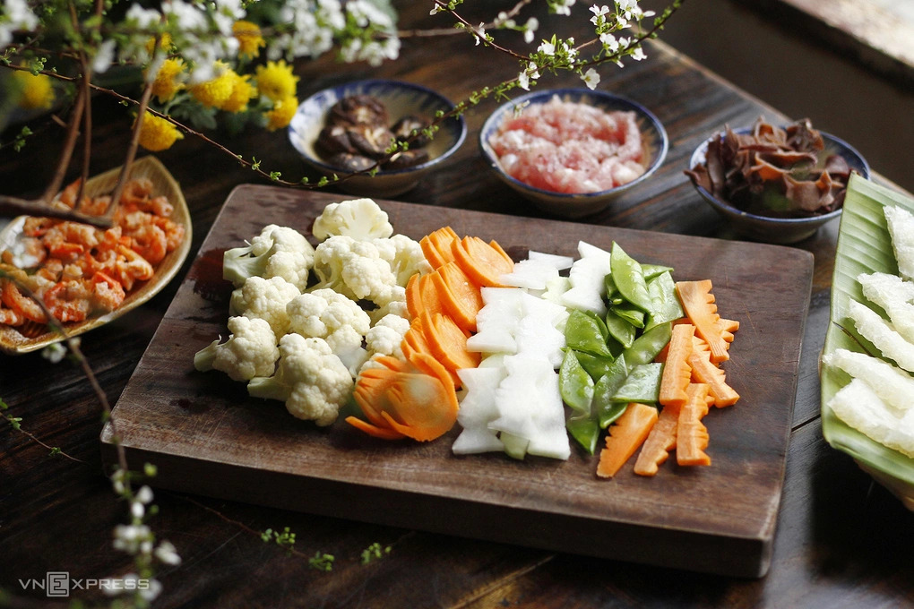 B&oacute;ng x&agrave;o ngũ sắc: Tinh hoa cỗ Tết H&agrave; th&agrave;nh lưu giữ hương vị đo&agrave;n vi&ecirc;n v&agrave; n&eacute;t thanh lịch ẩm thực Tr&agrave;ng An xưa- Ảnh 2.