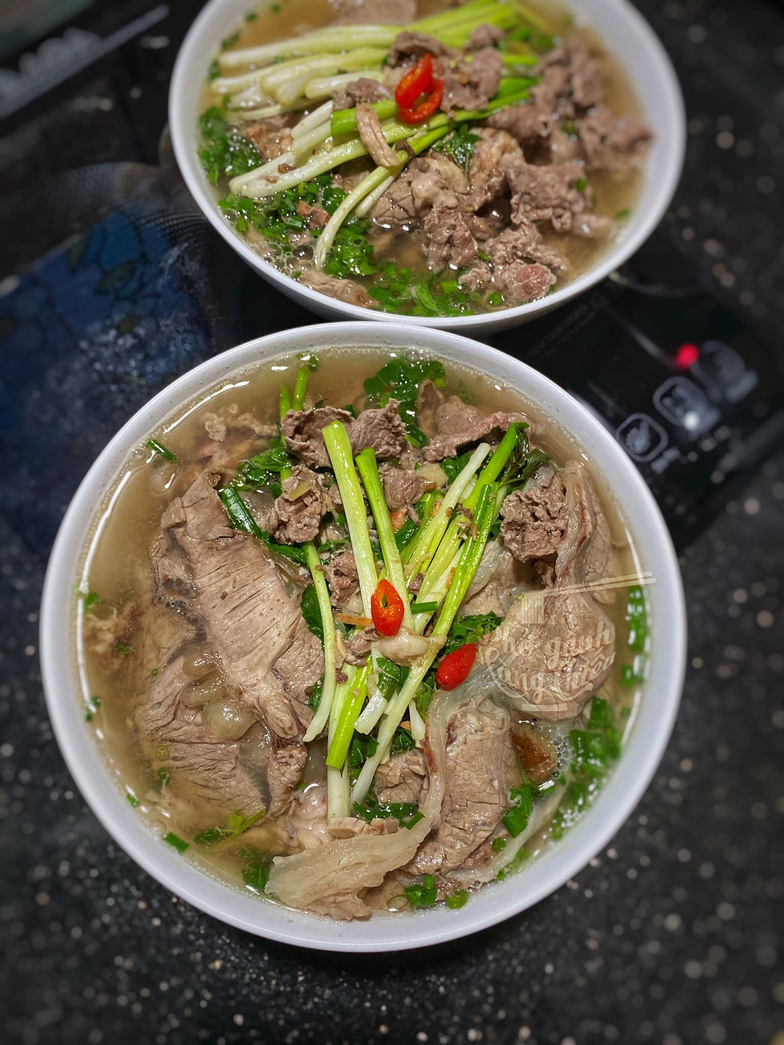 Phở b&ograve; b&aacute;t đ&aacute;: Giữ trọn hương vị truyền thống, mang đến trải nghiệm thực kh&aacute;ch tự ho&agrave;n thiện m&oacute;n ăn ngay tại b&agrave;n- Ảnh 9.