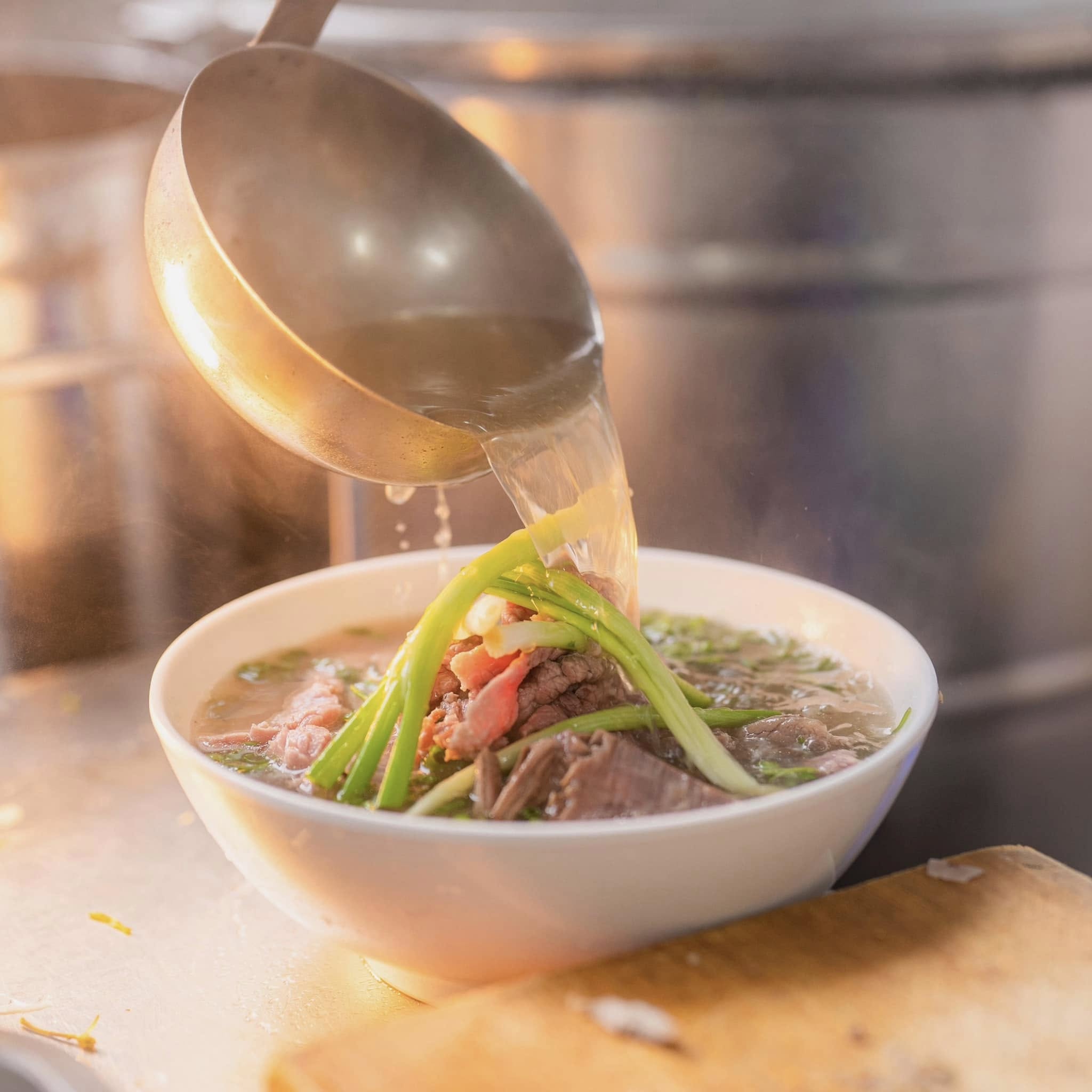 Phở b&ograve; b&aacute;t đ&aacute;: Giữ trọn hương vị truyền thống, mang đến trải nghiệm thực kh&aacute;ch tự ho&agrave;n thiện m&oacute;n ăn ngay tại b&agrave;n- Ảnh 3.