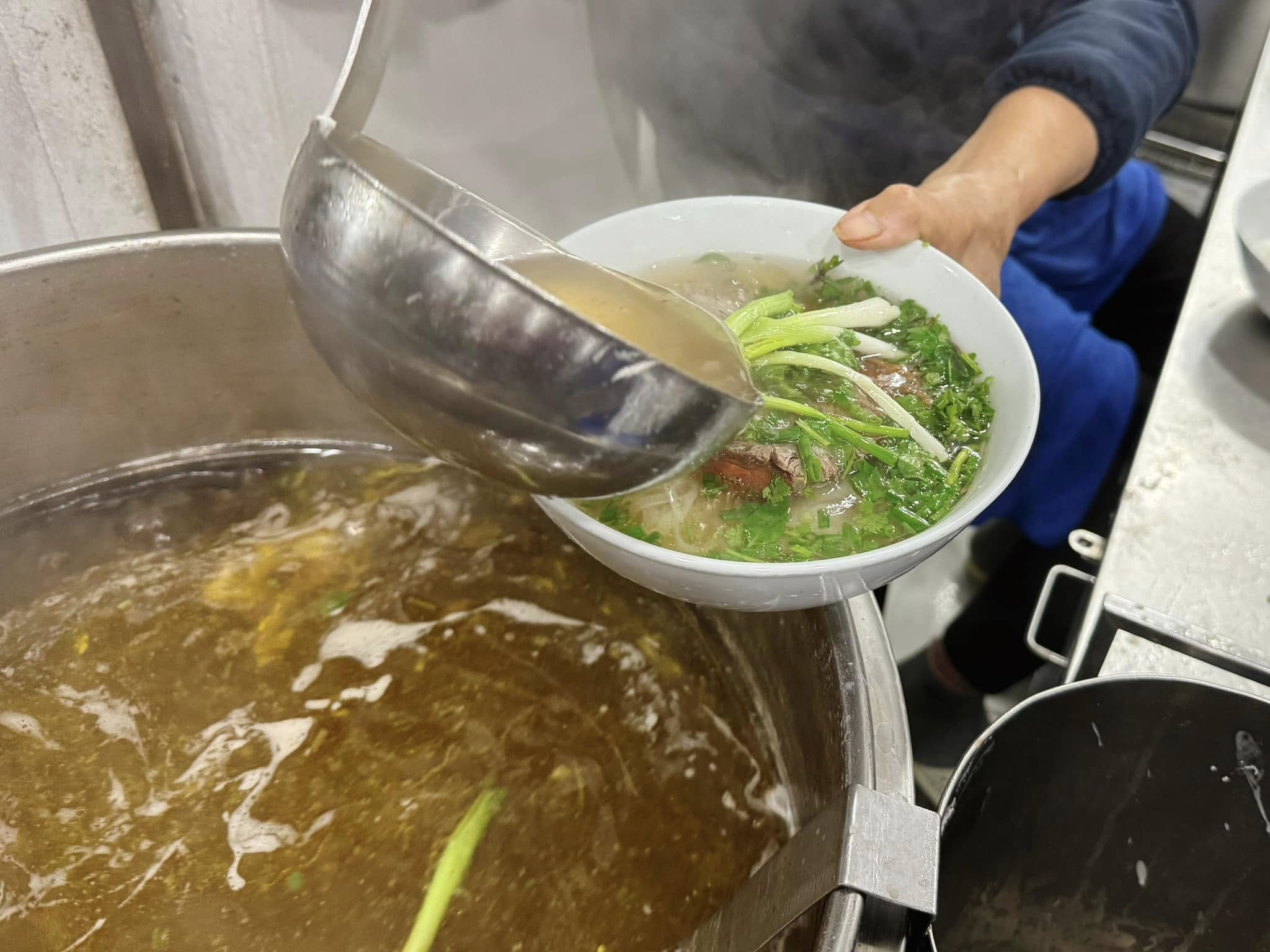 Phở b&ograve; b&aacute;t đ&aacute;: Giữ trọn hương vị truyền thống, mang đến trải nghiệm thực kh&aacute;ch tự ho&agrave;n thiện m&oacute;n ăn ngay tại b&agrave;n- Ảnh 2.