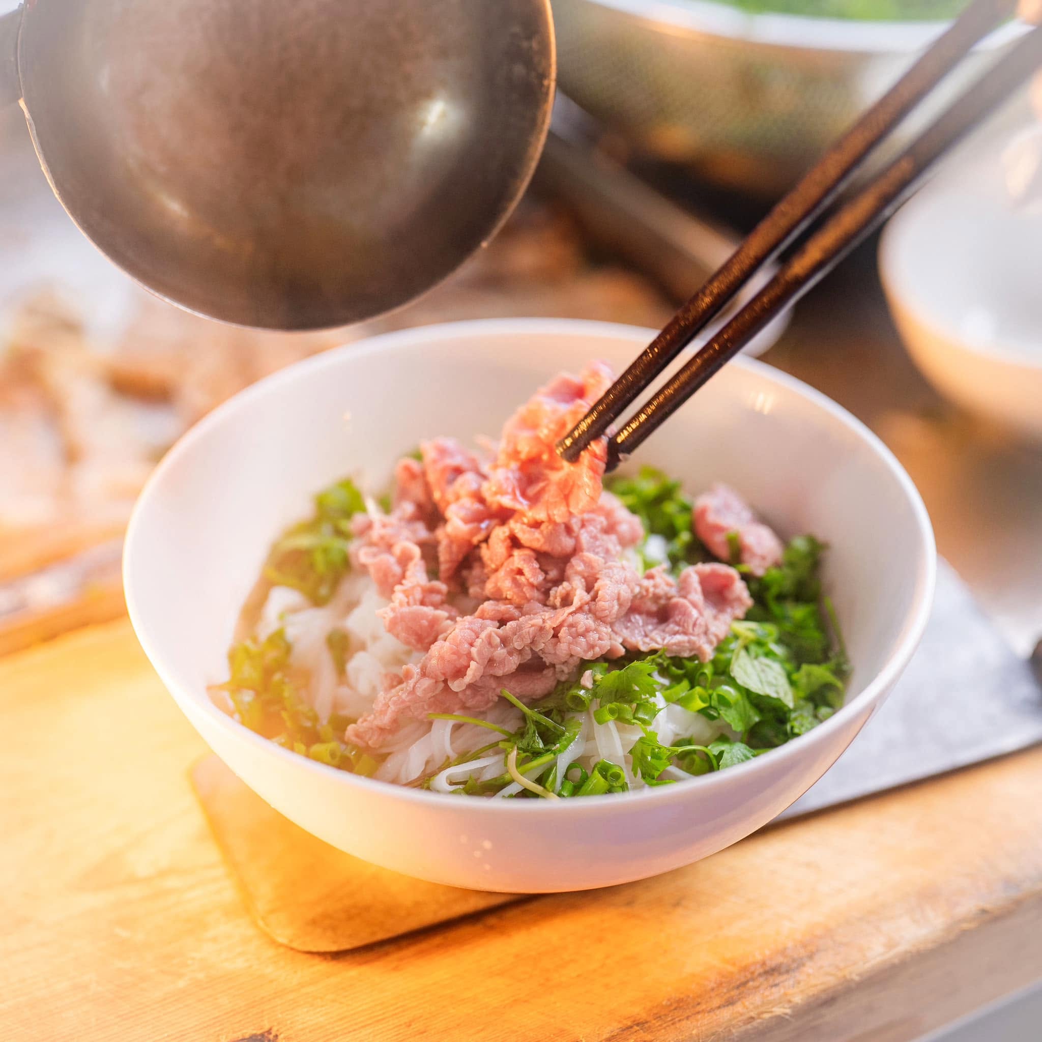 Phở b&ograve; b&aacute;t đ&aacute;: Giữ trọn hương vị truyền thống, mang đến trải nghiệm thực kh&aacute;ch tự ho&agrave;n thiện m&oacute;n ăn ngay tại b&agrave;n- Ảnh 4.