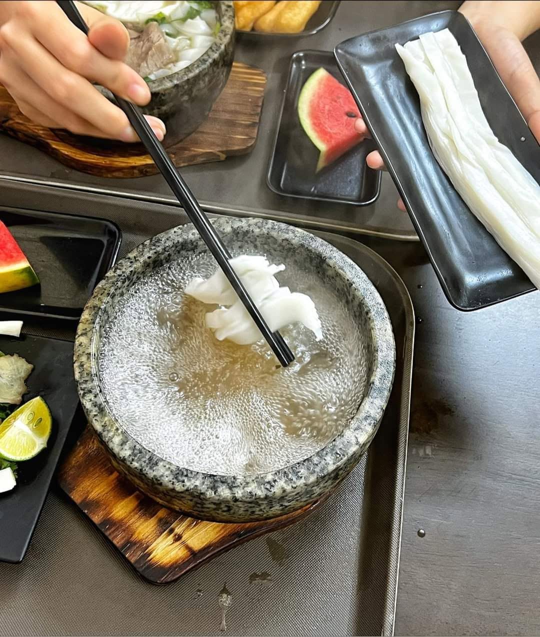 Phở b&ograve; b&aacute;t đ&aacute;: Giữ trọn hương vị truyền thống, mang đến trải nghiệm thực kh&aacute;ch tự ho&agrave;n thiện m&oacute;n ăn ngay tại b&agrave;n- Ảnh 7.