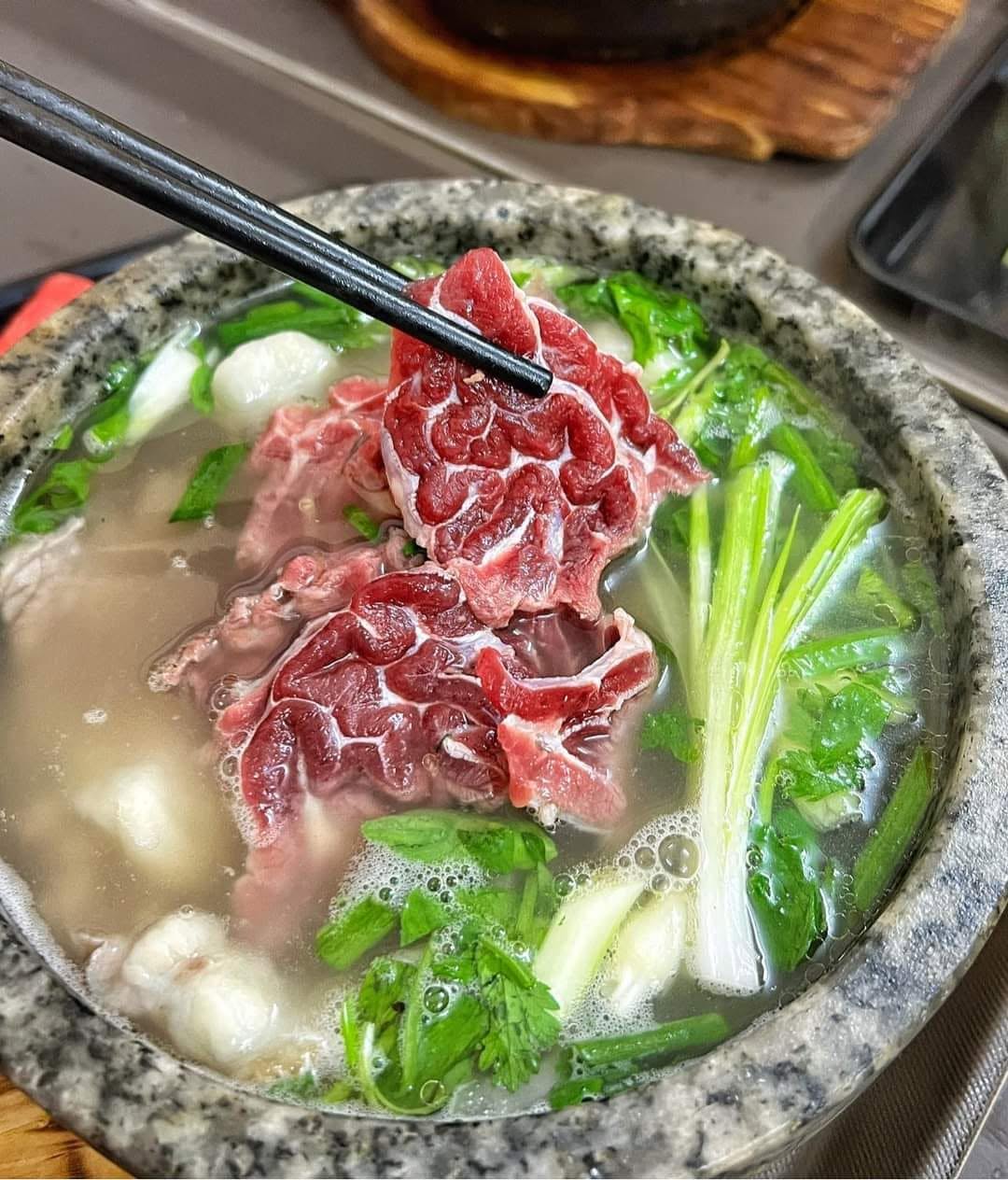 Phở b&ograve; b&aacute;t đ&aacute;: Giữ trọn hương vị truyền thống, mang đến trải nghiệm thực kh&aacute;ch tự ho&agrave;n thiện m&oacute;n ăn ngay tại b&agrave;n- Ảnh 8.