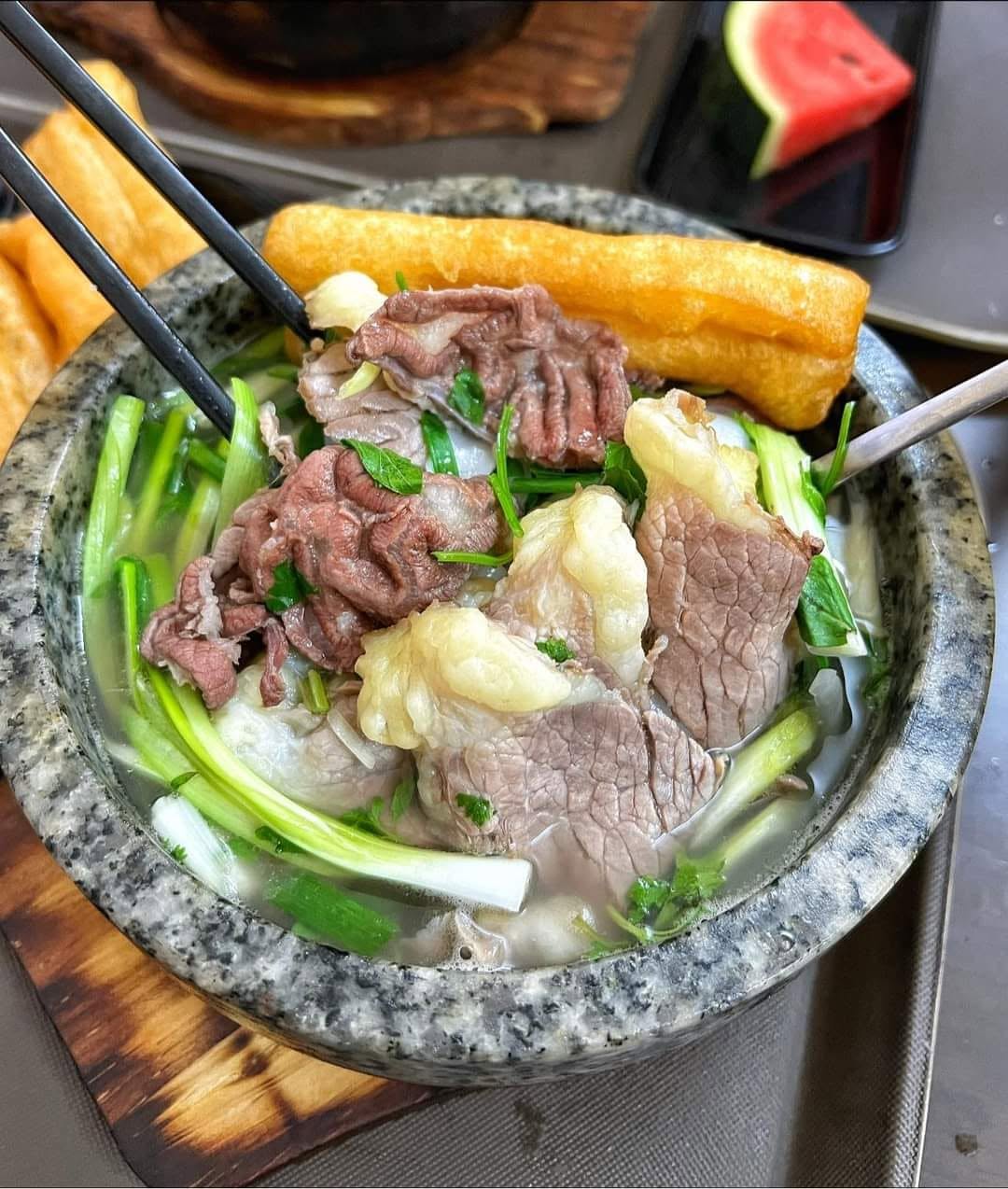 Phở b&ograve; b&aacute;t đ&aacute;: Giữ trọn hương vị truyền thống, mang đến trải nghiệm thực kh&aacute;ch tự ho&agrave;n thiện m&oacute;n ăn ngay tại b&agrave;n- Ảnh 10.