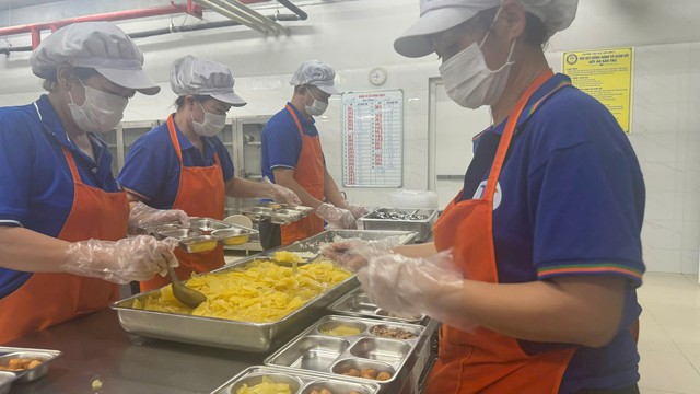 Kiểm tra, chuẩn h&oacute;a quy tr&igrave;nh, bảo đảm an to&agrave;n thực phẩm bữa ăn b&aacute;n tr&uacute; - Ảnh 1.