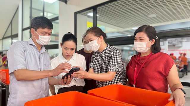 Kiểm tra, chuẩn h&oacute;a quy tr&igrave;nh, bảo đảm an to&agrave;n thực phẩm bữa ăn b&aacute;n tr&uacute; - Ảnh 2.