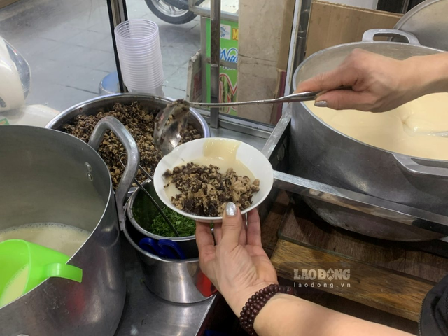Quán bánh đúc nóng gần 30 năm trên phố Hai Bà Trưng, mỗi ngày bán hàng trăm bát, giá chỉ 20.000 đồng - Ảnh 4.