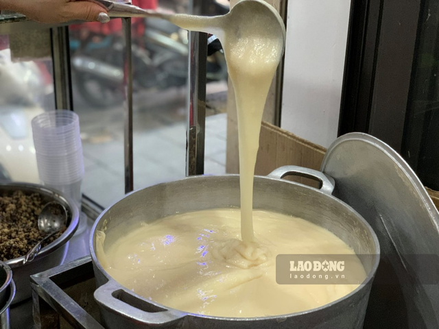 Quán bánh đúc nóng gần 30 năm trên phố Hai Bà Trưng, mỗi ngày bán hàng trăm bát, giá chỉ 20.000 đồng - Ảnh 2.