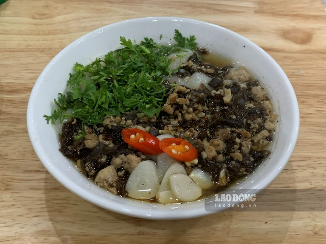 Quán bánh đúc nóng gần 30 năm trên phố Hai Bà Trưng, mỗi ngày bán hàng trăm bát, giá chỉ 20.000 đồng - Ảnh 3.