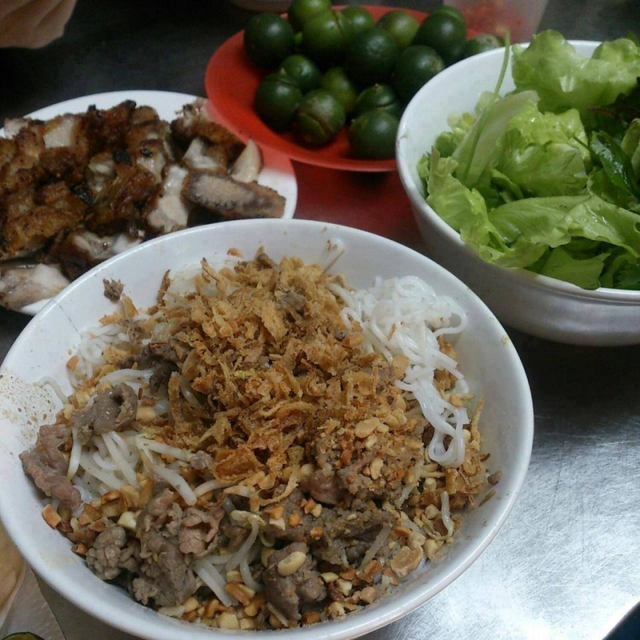 Bún bò Nam Bộ phố Trần Quốc Toản: Món trộn dân dã níu chân thực khách Hà thành - Ảnh 3.