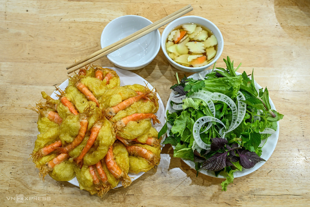 Quán bánh tôm gần 40 năm tuổi bên Phủ Tây Hồ, ngày bán hàng nghìn chiếc vẫn hút khách - Ảnh 3.