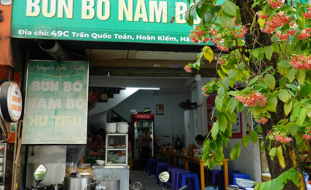 Bún bò Nam Bộ phố Trần Quốc Toản: Món trộn dân dã níu chân thực khách Hà thành - Ảnh 1.