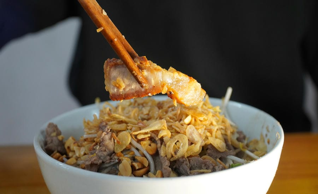 Bún bò Nam Bộ phố Trần Quốc Toản: Món trộn dân dã níu chân thực khách Hà thành - Ảnh 2.