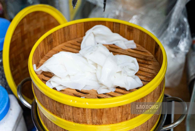 Quán nhỏ trên phố Ngô Thì Nhậm hút khách nhờ món ăn hiếm thấy ở Hà Nội - Ảnh 1.