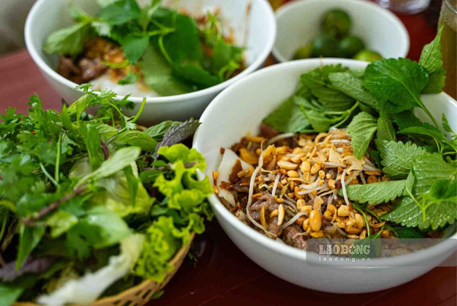 Quán nhỏ trên phố Ngô Thì Nhậm hút khách nhờ món ăn hiếm thấy ở Hà Nội - Ảnh 2.