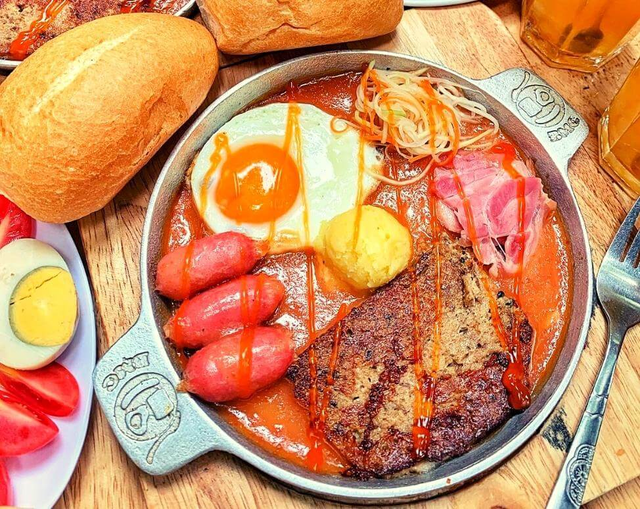 Bánh mì chảo - món ăn chiều lòng người Hà Nội, càng ăn nóng càng cuốn - Ảnh 2.