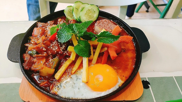 Bánh mì chảo - món ăn chiều lòng người Hà Nội, càng ăn nóng càng cuốn - Ảnh 3.