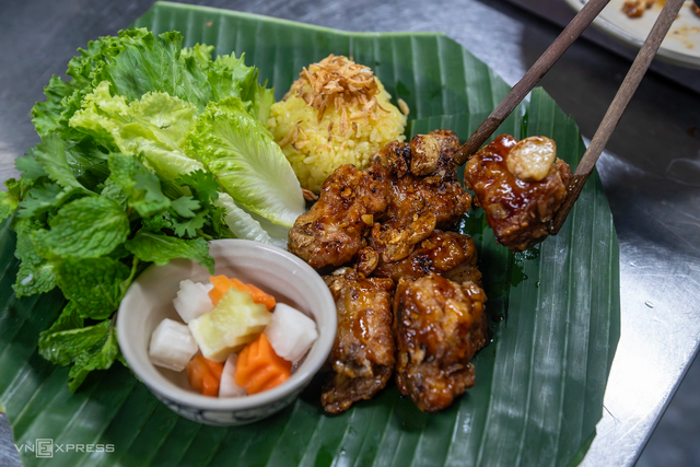 Qu&aacute;n ăn tr&ecirc;n phố Phan Đ&igrave;nh Ph&ugrave;ng g&acirc;y sốt với h&agrave;ng trăm m&oacute;n Việt lấy cảm hứng từ m&acirc;m cơm của mẹ - Ảnh 3.
