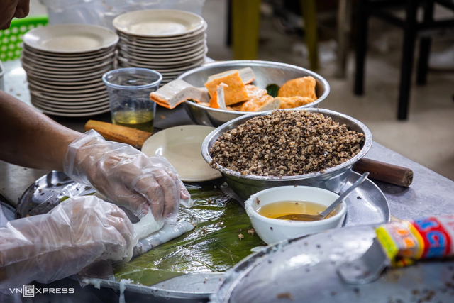 Qu&aacute;n b&aacute;nh cuốn tr&ecirc;n dốc H&ograve;e Nhai 4 năm liền được Michelin vinh danh, giữ b&iacute; quyết từ chiếc cối đ&aacute; trăm tuổi  - Ảnh 3.