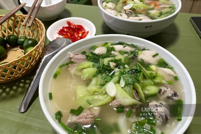 Phố cổ H&agrave; Nội c&oacute; một qu&aacute;n b&uacute;n mọc nằm khuất trong ng&otilde;, nhỏ nhưng chẳng thiếu kh&aacute;ch quen - Ảnh 3.