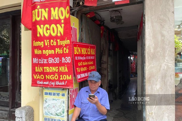 Phố cổ H&agrave; Nội c&oacute; một qu&aacute;n b&uacute;n mọc nằm khuất trong ng&otilde;, nhỏ nhưng chẳng thiếu kh&aacute;ch quen - Ảnh 1.