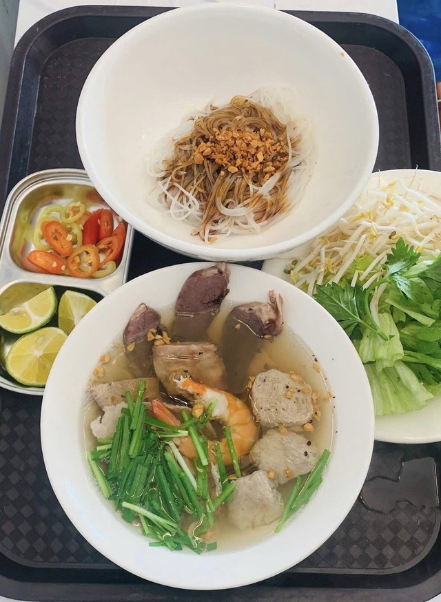 Quán hủ tiếu vị miền Nam giữa lòng Hà Nội, khách ăn một lần dễ nhớ mãi - Ảnh 3.