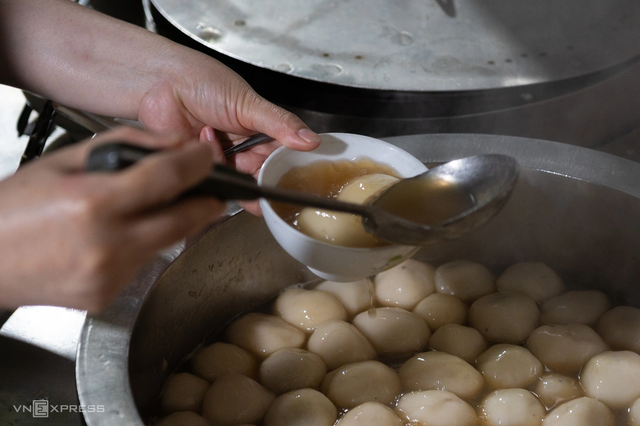 Bánh trôi tàu Phạm Bằng: Hàng chè chỉ bán nửa năm, cứ mở cửa là khách tìm đến - Ảnh 5.