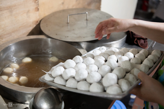 Bánh trôi tàu Phạm Bằng: Hàng chè chỉ bán nửa năm, cứ mở cửa là khách tìm đến - Ảnh 4.